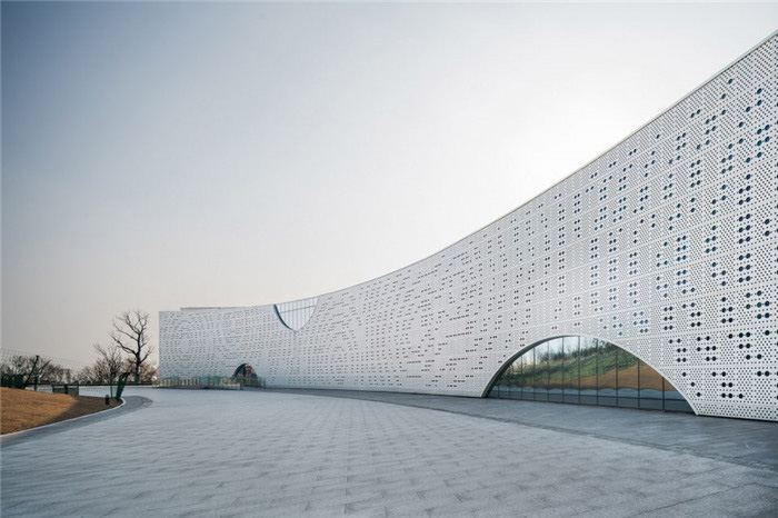 商業(yè)廣場(chǎng)外墻鋁板