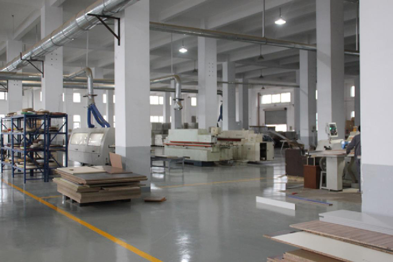上海辦公家具廠卓越的現(xiàn)代化管理制度，認(rèn)真負(fù)責(zé)的福冠辦公家具全體員工，規(guī)范化流水作業(yè)，保障您的產(chǎn)品質(zhì)量。